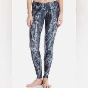 ALO Yoga Airbrush Snakeskin Python Leggings in Gray/ Black, Size Small